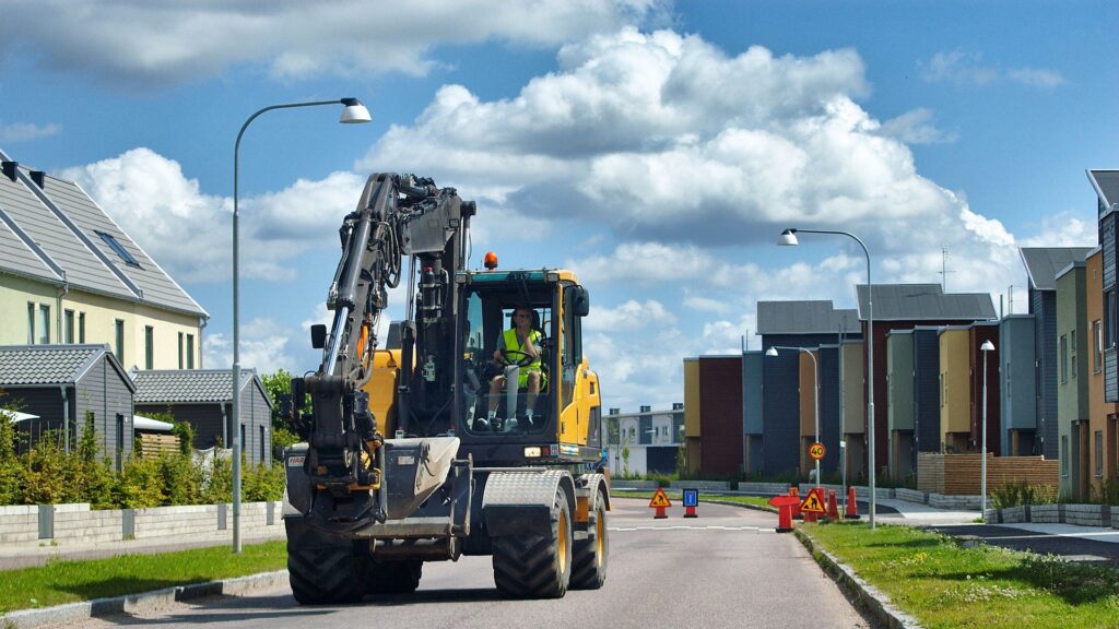 På bilden en traktor som behöver hydraulolja och industriförnödenheter som motorolja på fat