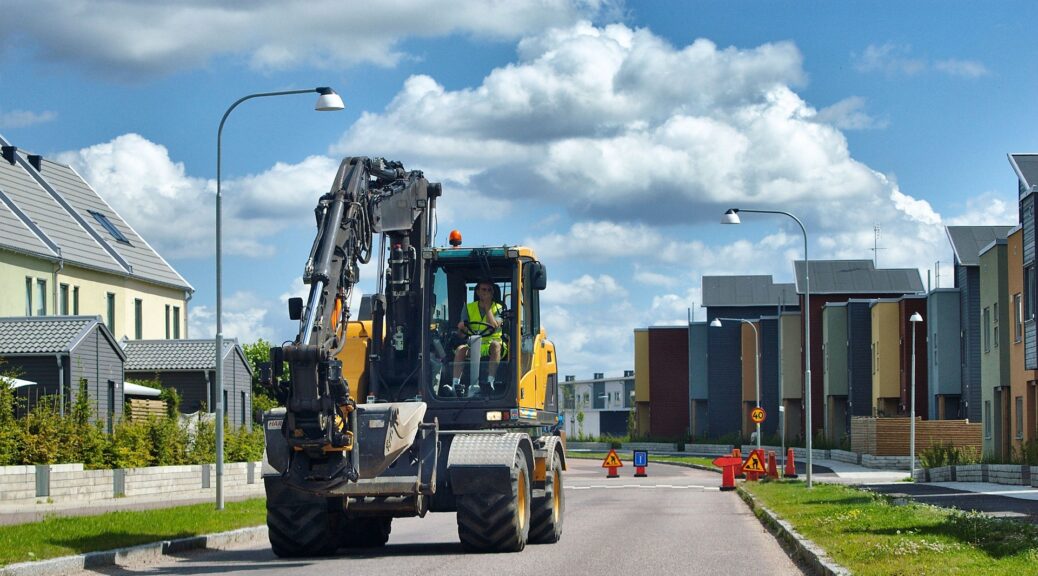 På bilden en traktor som behöver hydraulolja och industriförnödenheter som motorolja på fat