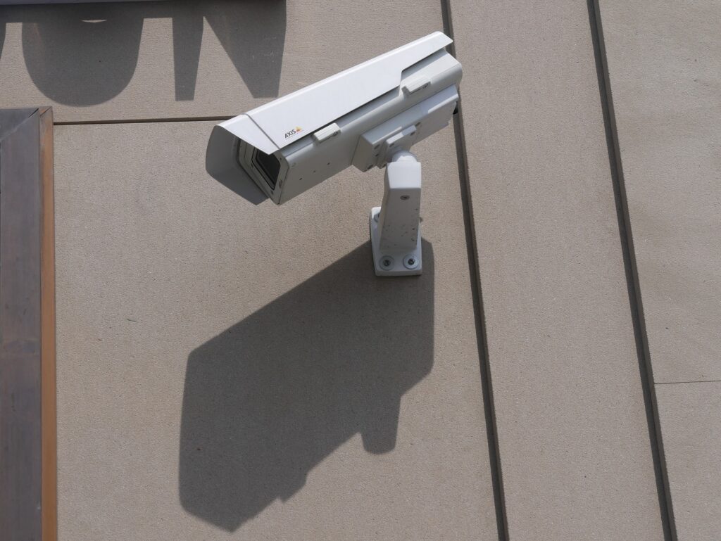 Bilden visar övervakningskamera utomhus, med övervakningskamera med Wifi, IP- kameror eller Analoga kameror