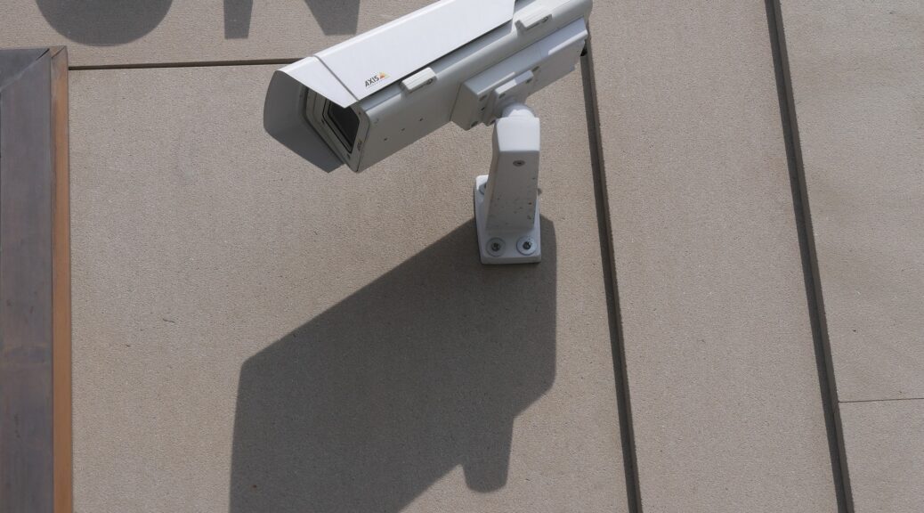 Bilden visar övervakningskamera utomhus, med övervakningskamera med Wifi, IP- kameror eller Analoga kameror