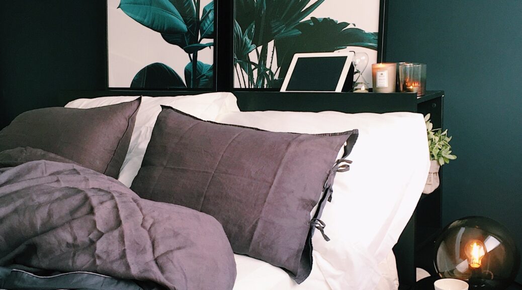 Bilden visar en säng i ett modernt rum. Madrasser har olika hårdheter och materialet kan många gånger vara avgörande.