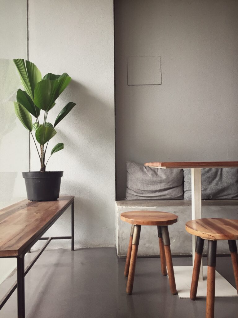 Bilden visar ett typiskt modernt hem med olika inredningsstilar. Chic antique är en populär mobleserie tillsammans med Rowico, Venture design och Ekelunds textilier för vacker textildesign.