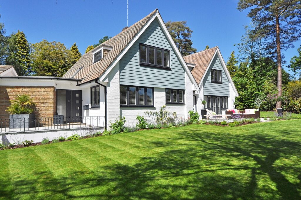 Bilden visar ett hus. Taktvätt med skonsam takrengöring kan nu ske enkelt med hjälp av en erfaren takrengöringsfirma och fasadtvättare.
